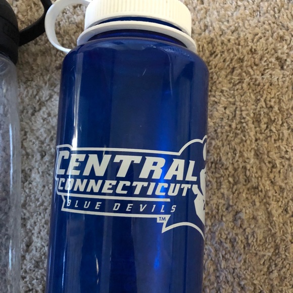 CCSU Water bottles - Picture 2 of 7